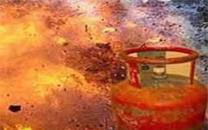 सिलेंडर की जांच करते समय हुआ जोरदार धमाका, महिला और पुरुष घायल