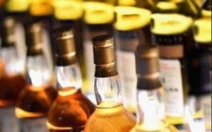 मंडी में पुलिस ने जीप में ले जाई जा रही 90 पेटी देसी शराब बरामद की