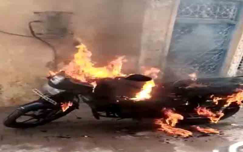 सड़क किनारे खड़ी बाइक को शरारती तत्वों ने किया आग के हवाले