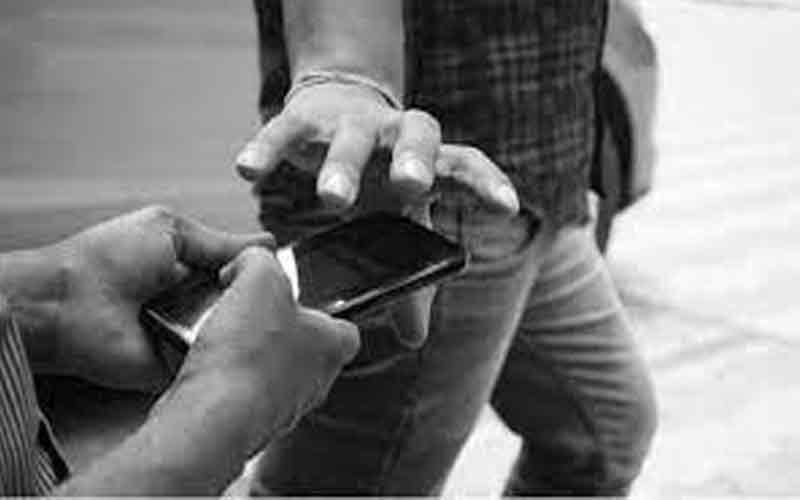 व्यक्ति का मोबाइल छीनकर फरार हुए बाइक सवार 2 शातिर