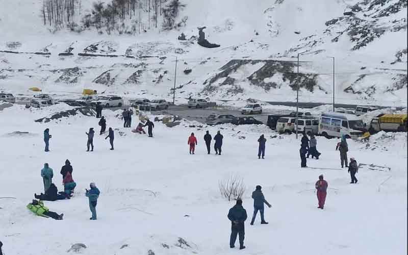 Himachal Weather: पहाड़ों ने ओढ़ी सफेद चादर, बर्फबारी देख पर्यटकों के खिले चेहरे