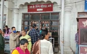 Mother's darshan being done in a shortcut way in Chintpurni