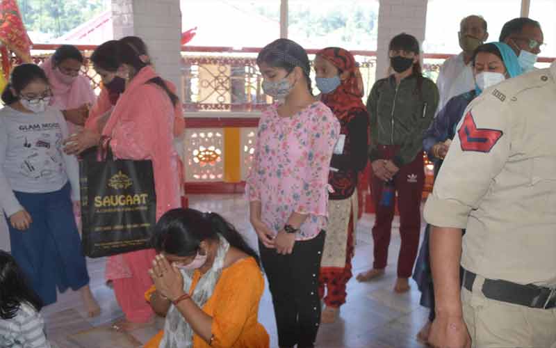 On the occasion of Ram Navami, the influx of devotees gathered in the Shoolini temple.