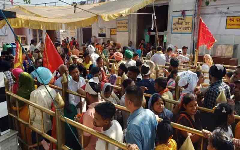 Crowd of devotees reached the flyover for darshan in Nayana Devi