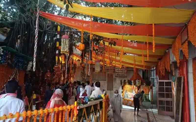 There was an influx of devotees as soon as the doors of the temple opened at 4:00 am, the premises resonated with cheers.