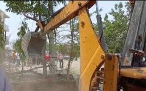 Yellow paw on former cabinet minister's son's hospital