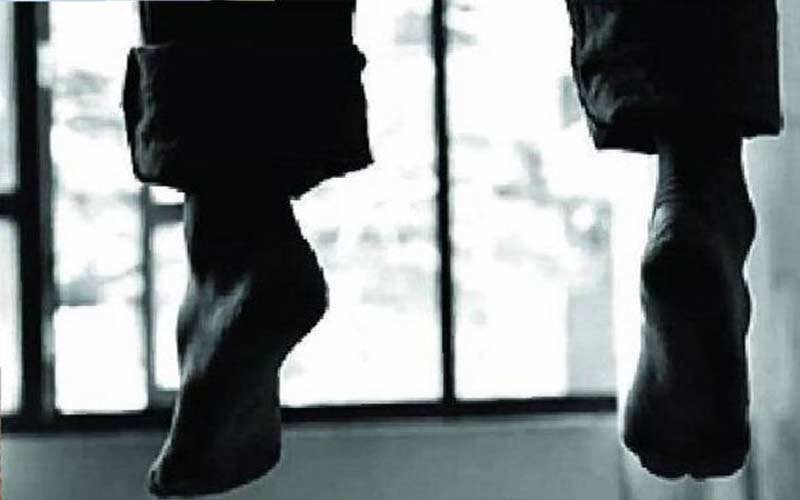 व्यक्ति ने जामुन के पेड़ से लगाया फंदा, पीछे छोड़ गया 7 बच्चे