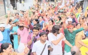 Devotees gathered on the grand chariot of Lord Jagannath, people swayed on hymns