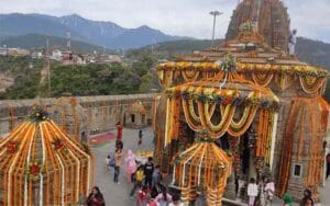 On the first Monday of the month of Sawan, the influx of devotees gathered in the historic Shiva temple.