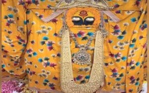 Devotee offered one kg gold necklace in the court of Maa Nayanadevi