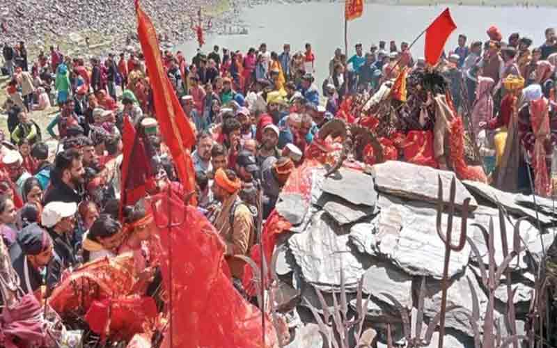 Hundreds of devotees gathered to see the meeting of three goddesses