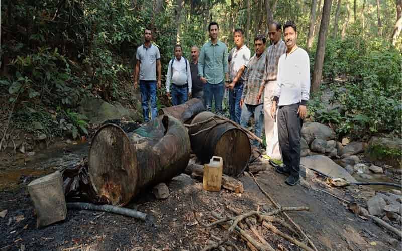शराब माफियाओं पर बड़ी कार्यवाही, जंगलों में छापेमारी कर हजारों लीटर लाहण नष्ट