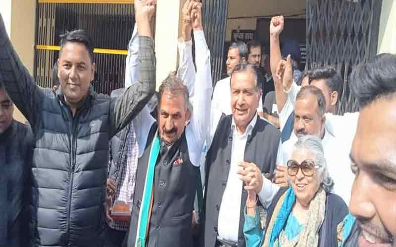 निर्दलीय नामांकन भर चुके पूर्व मंत्री को मनाने में कांग्रेस रही सफल, वापस लिया नामांकन