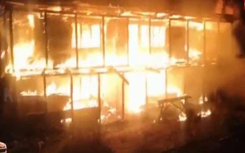 अपने ही घर से बेघर हुए तीन परिवार, अंदर रखा सारा सामान जलकर राख