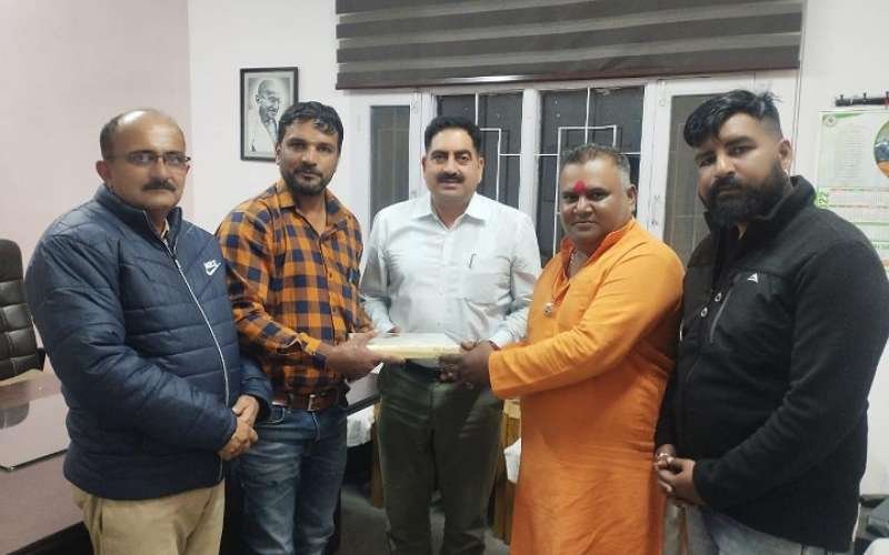 हिंदू जागरण मंच ने पुलिसकर्मियों के साथ मिठाई बांट मनाई दीपावली