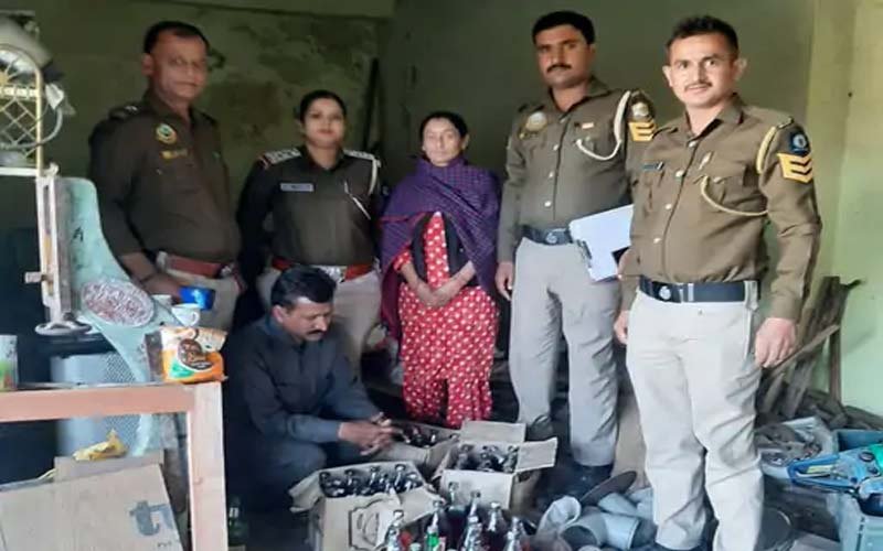 दुकान में चल रहा था अवैध शराब का कारोबार, पुलिस ने दबिश देकर बरामद की…