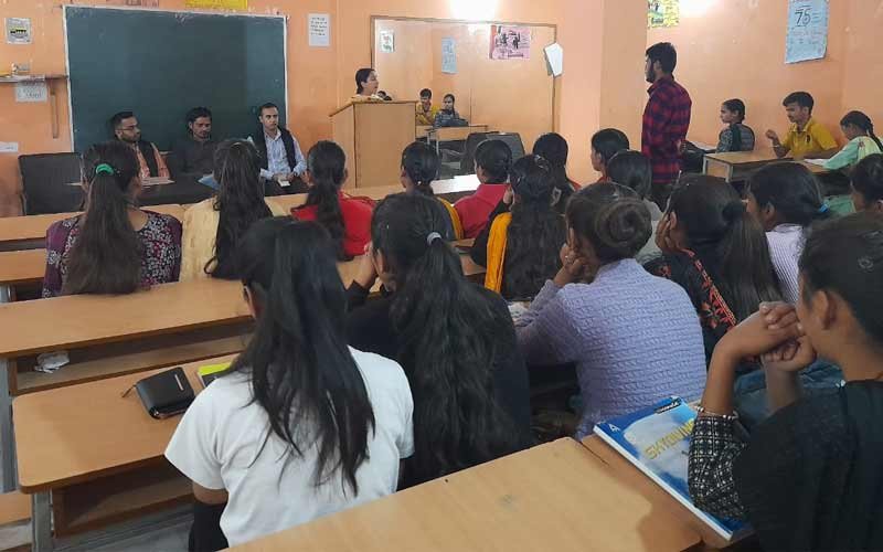 लोकतंत्र में मतदान के महत्व पर भाषण प्रतियोगिता का आयोजन, निकिता ने झटका पहला स्थान