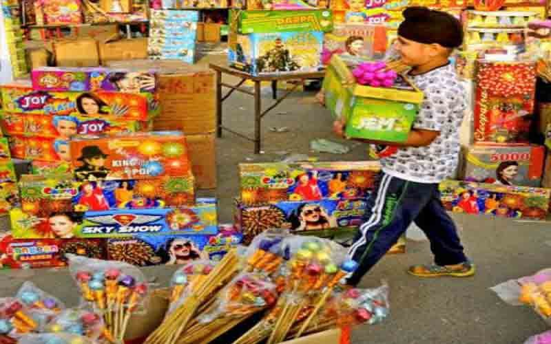 लाइसेंस एवं अनुमति प्राप्त पटाखा विक्रेता बेच सकेंगे पटाखे, नियमो के विरुद्ध…