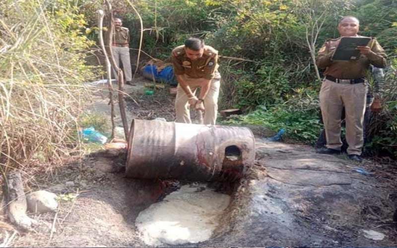 पुलिस ने कच्ची शराब के 10 ड्रम पकडे, मौके पर किए नष्ट