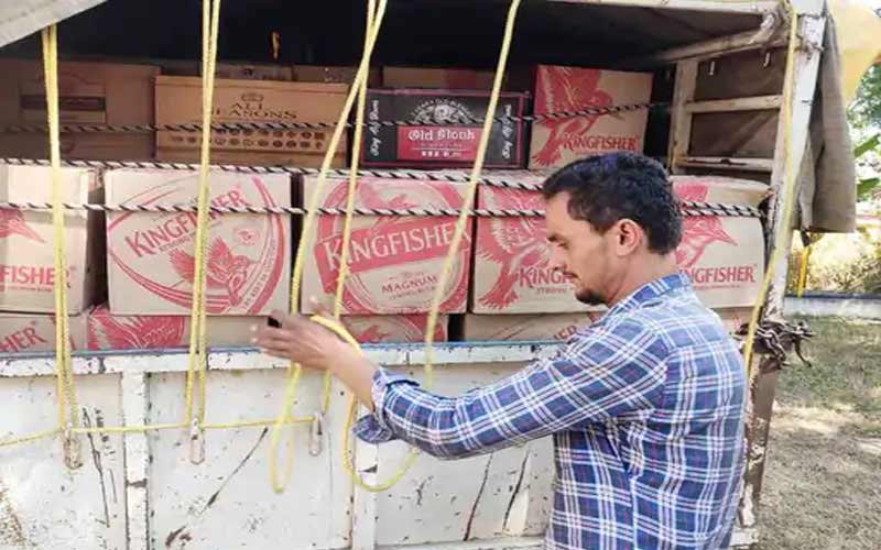 पुलिस ने पिकअप से पकड़ी शराब की 179 पेटियां, हिरासत में लिया चालक