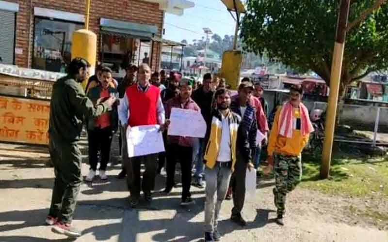 सिरमौर/ डबल मर्डर कांड: ग्रामीणों ने किया सराहां पुलिस थाने का घेराव, मुर्दाबाद के लगाए नारे