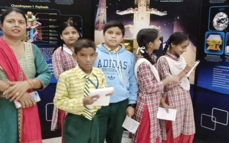 राष्ट्रीय अविष्कार अभियान के अन्तर्गत छात्रों ने किया शैक्षिक भ्रमण