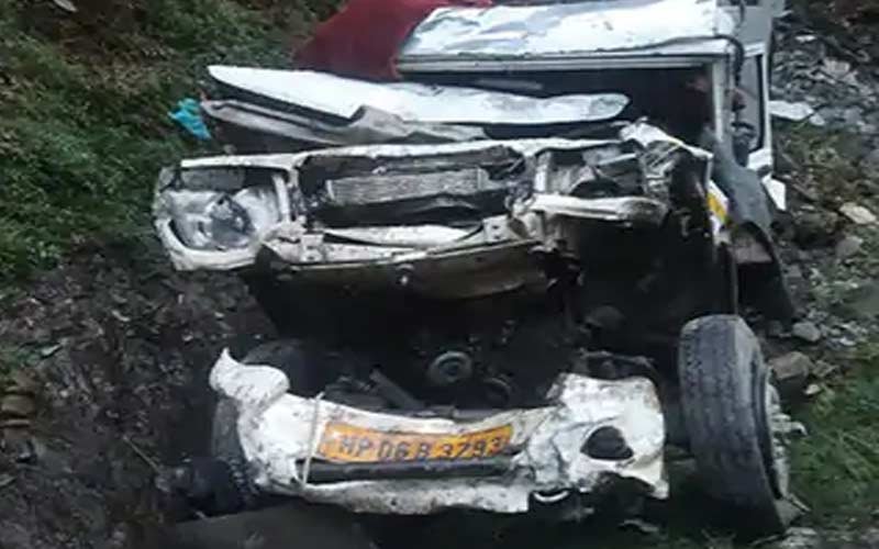 दर्दनाक हादसा- पिकअप के दुर्घटनाग्रस्त होने से 2 लोगों की मौत