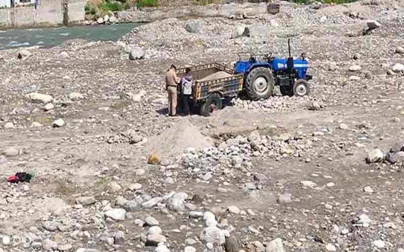 पांवटा में अवैध खनन करते पकड़े 9 ट्रैक्टर, वसूला जुर्माना