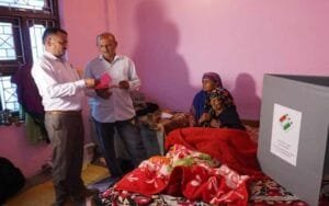 92-year-old Durga Devi casts her vote from home, said- Use your vote...