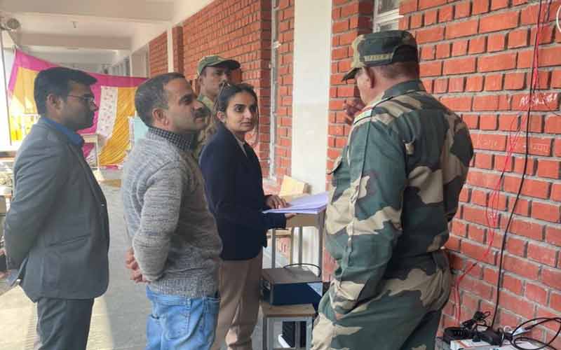 एडीसी ने जांची स्ट्रांग रूम की सुरक्षा व्यवस्था, जवानों को पूरी मुस्तैदी से काम करने की दी हिदायत