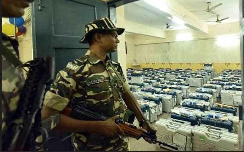 मतदान के बाद अब सबकी निगाहे आठ दिसंबर पर, तीन सुरक्षा घेरों में रखी गई मशीनें