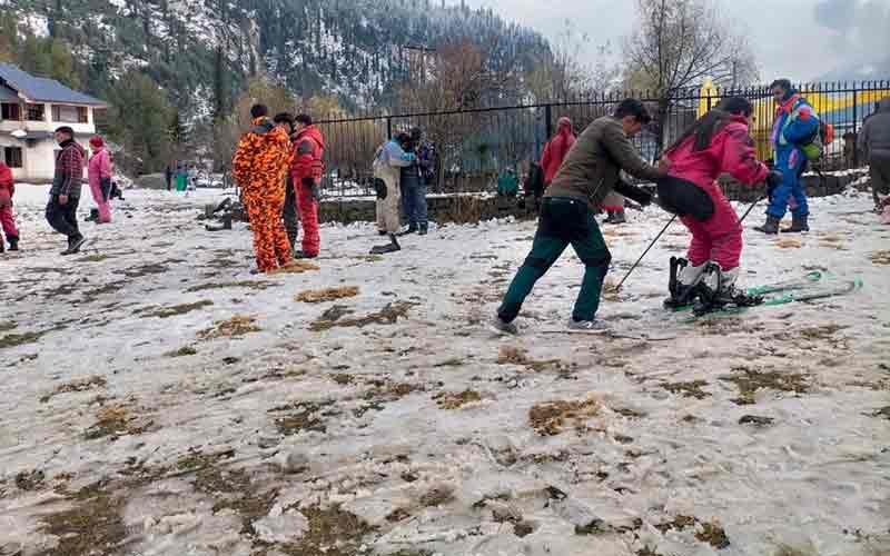 पर्यटकों के लिए खुली अटल टनल, खिली धूप में बर्फ के बीच जमकर की मस्ती…