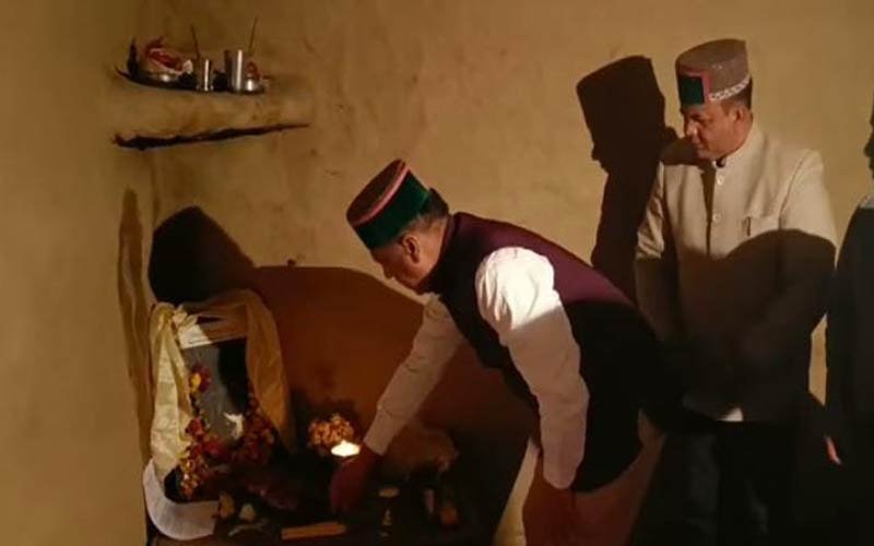 Shyam Saran Negi: भारत के प्रथम मतदाता के घर पहुंचे सीएम, परिवार का बंधाया ढांढस