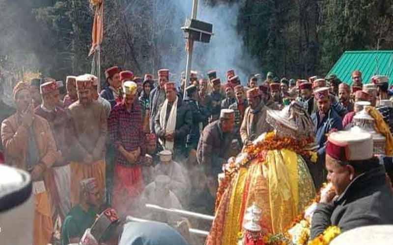 Deity Trijugi Narayan and Mata Mandasana took royal bath at the pilgrimage site Rudranag