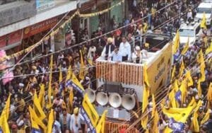 Delhi Chief Minister Arvind Kejriwal's roadshow in Solan, protesters threw papers