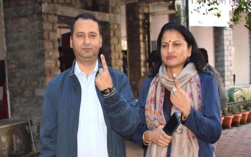 उपायुक्त डीसी राणा व उनकी पत्नी सुनीता राणा ने भूरी सिंह संग्रहालय में किया मतदान