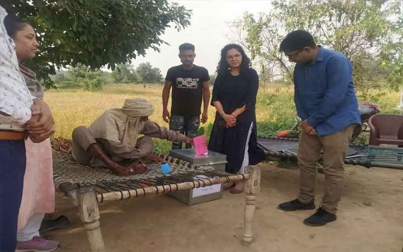 ज़िला निर्वाचन अधिकारी ने पोस्टल बैलेट से मत एकत्रण प्रक्रिया का किया औचक निरीक्षण