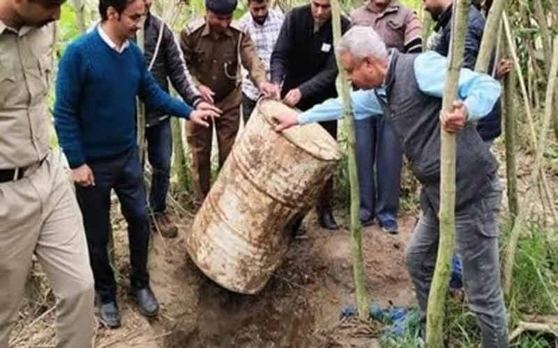 Excise department raided the forests of Mazari, keep it pressed in the ground with drums