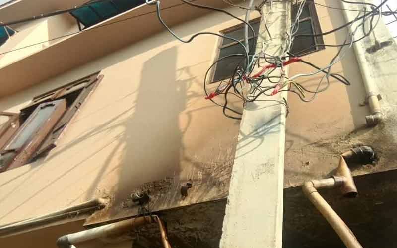 बिजली की हाई वोल्टेज तारों में भड़की आग, कुछ घरों के जले विद्युत उपकरण