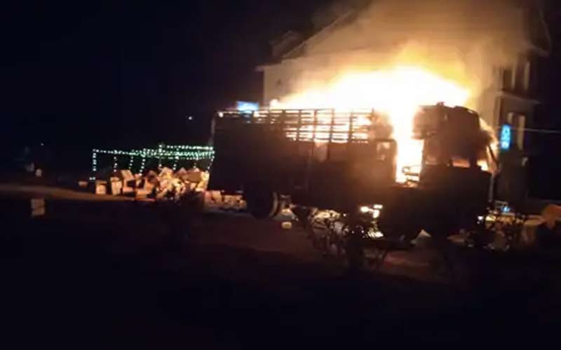 सामान लेकर जा रहे ट्रक में भड़की आग, भारी नुक्सान