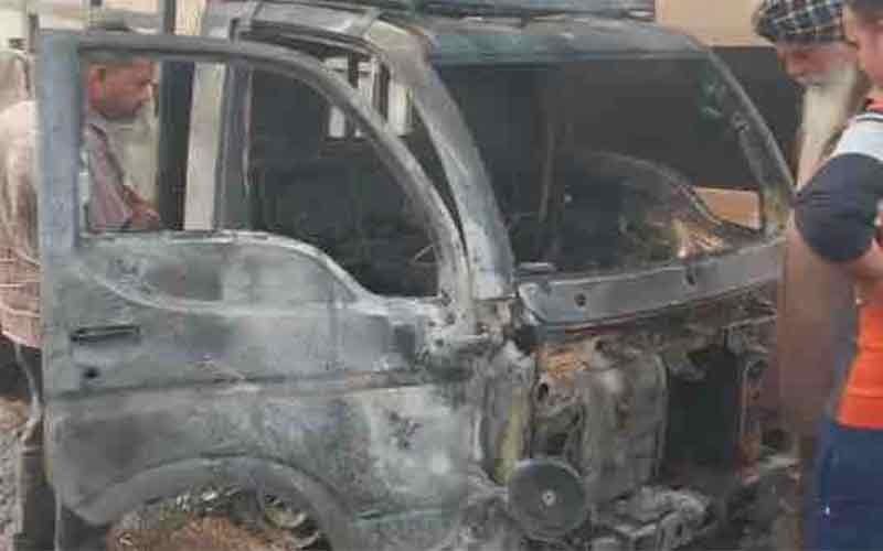 खोखे में लगी आग, जलकर राख हुआ टेंपो