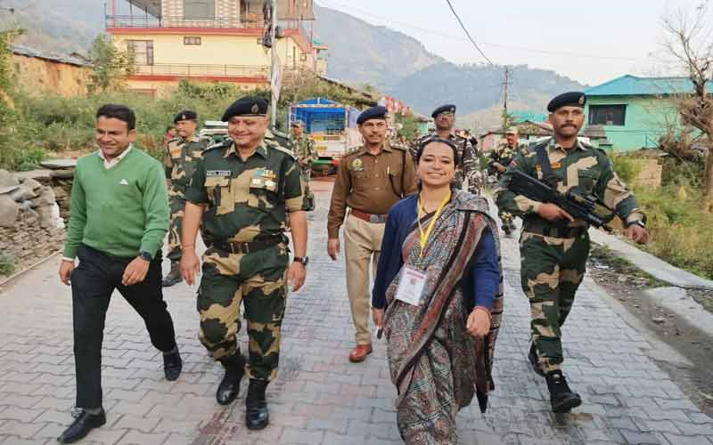 खनियारा में फ्लैग मार्च निकाल लोगों को किया आश्वस्त