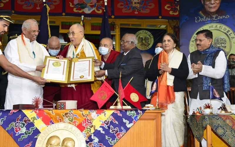 राज्यपाल ने धर्मगुरु दलाई लामा को गांधी मंडेला पुरस्कार से किया सम्मानित