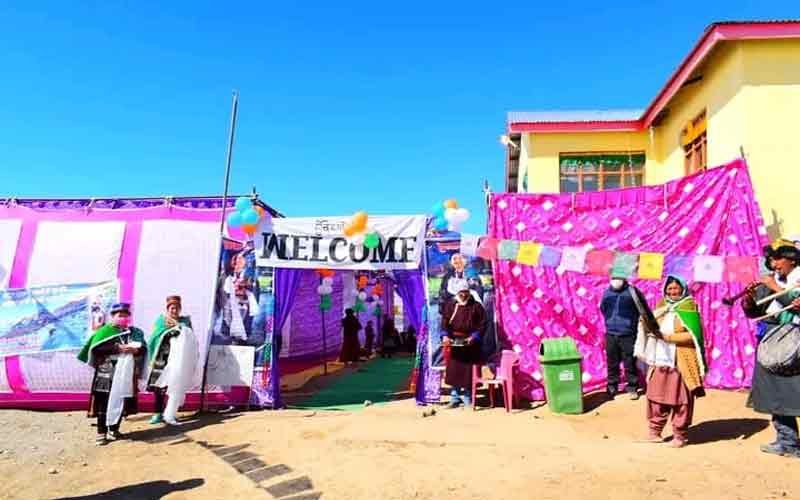 विश्व के सबसे ऊंचे मतदान केंद्र में छात्राओं ने मतदाताओं को लोक गीत से किया जागरूक