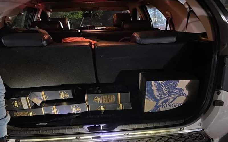 Liquor bottles recovered from Delhi number car at Bahral barrier, case registered against driver