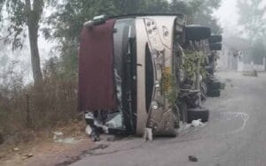 Luxury-bus-overturned-on-th.jpg