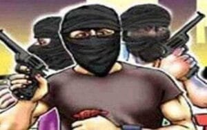 Masked miscreants looted 13 lakhs at knife point, police engaged in investigation