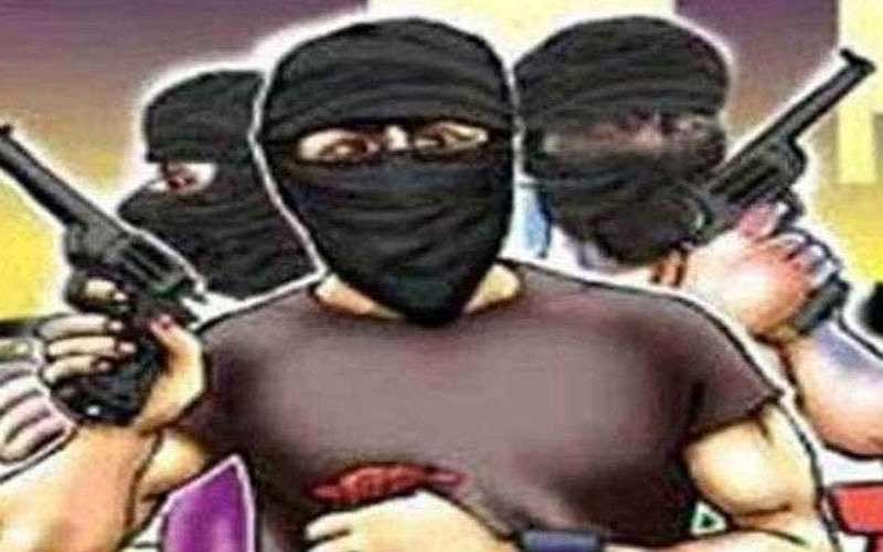 Masked miscreants looted 13 lakhs at knife point, police engaged in investigation