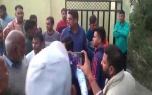 प्रत्याशी कभी भी और कितनी बार भी आ सकता है पोलिंग बूथ पर, फिर जंग को ऐतराज़ क्यों...