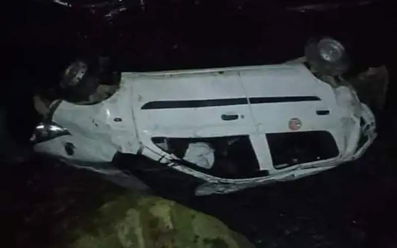 गाड़ी के दुर्घटनाग्रस्त होने से व्यक्ति की दर्दनाक मौत